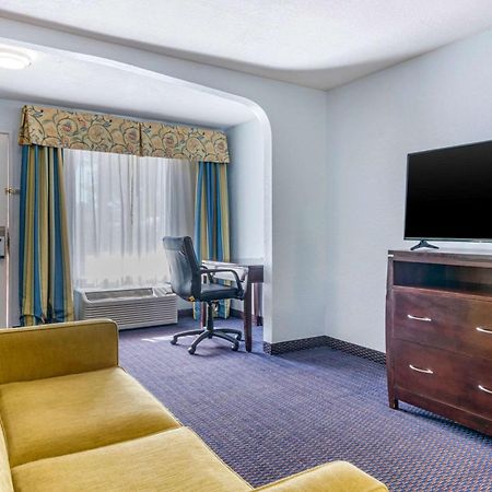 Quality Inn Sarasota North Near Lido Key Beach Exterior photo