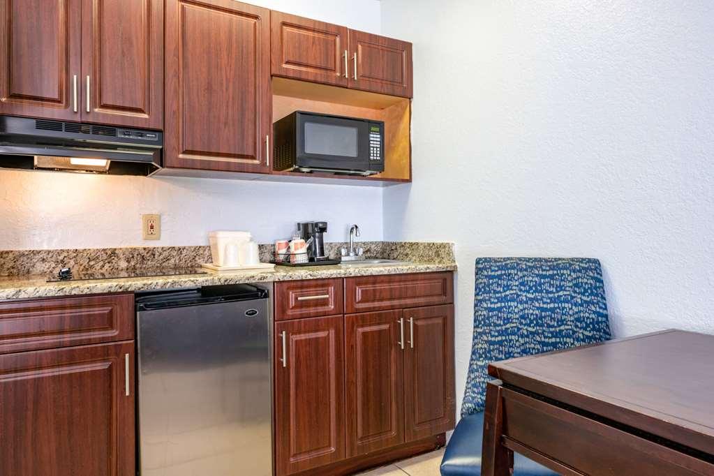 Quality Inn Sarasota North Near Lido Key Beach Exterior photo