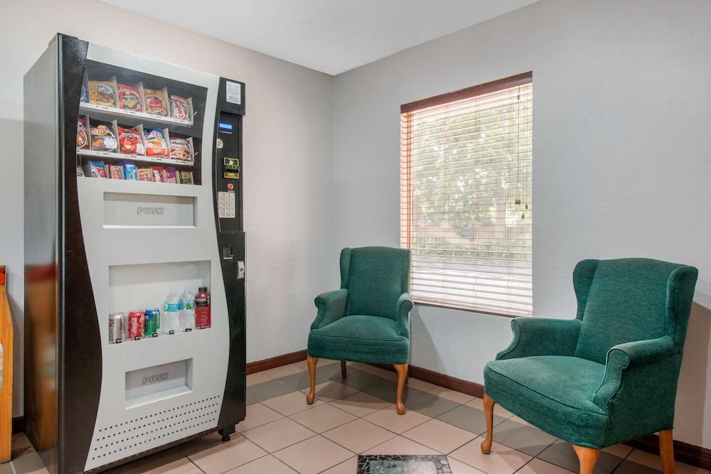 Quality Inn Sarasota North Near Lido Key Beach Exterior photo