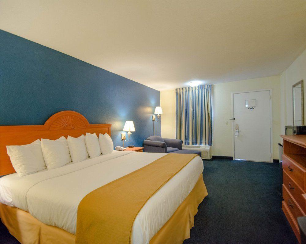 Quality Inn Sarasota North Near Lido Key Beach Exterior photo