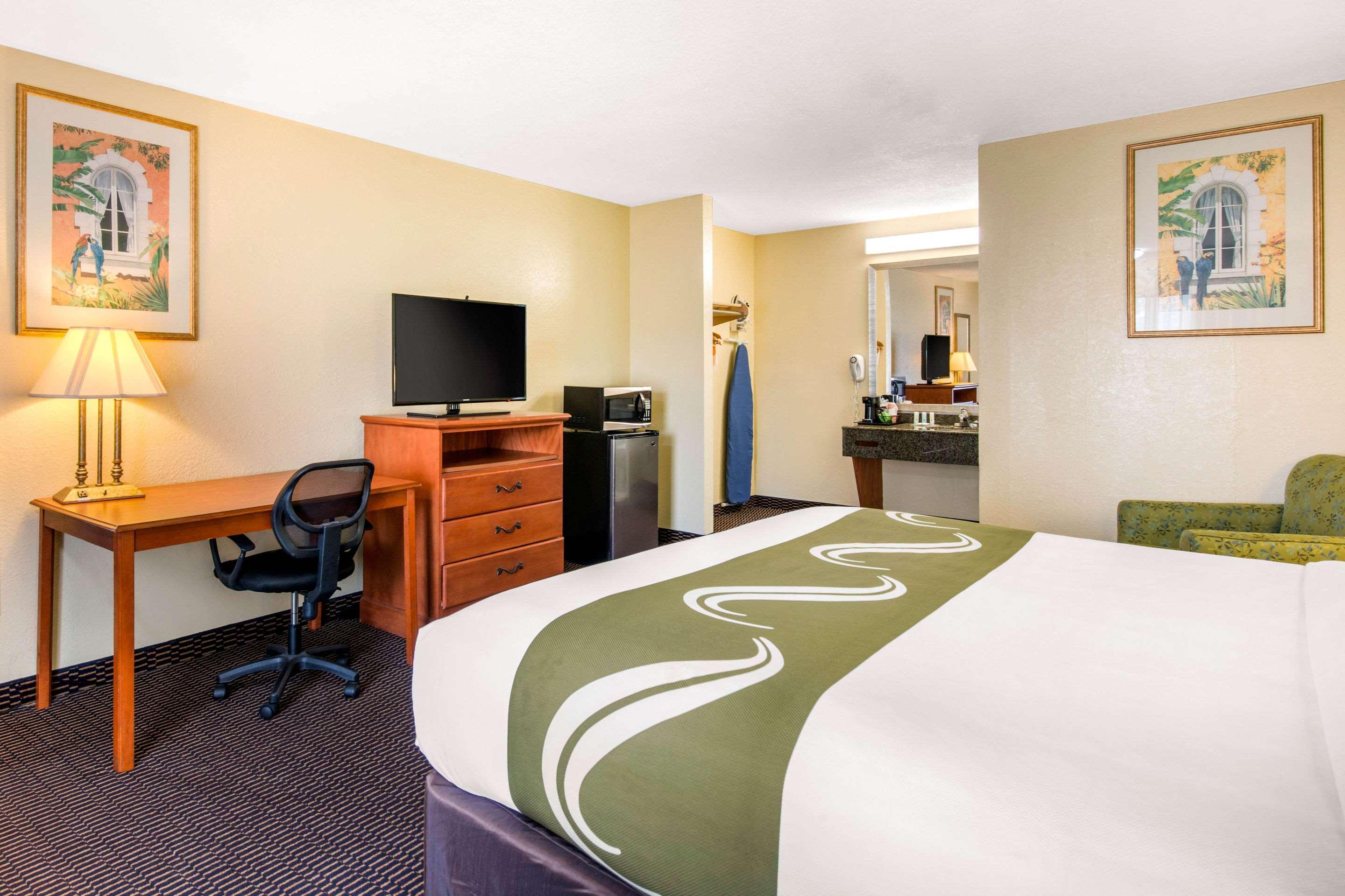 Quality Inn Sarasota North Near Lido Key Beach Exterior photo