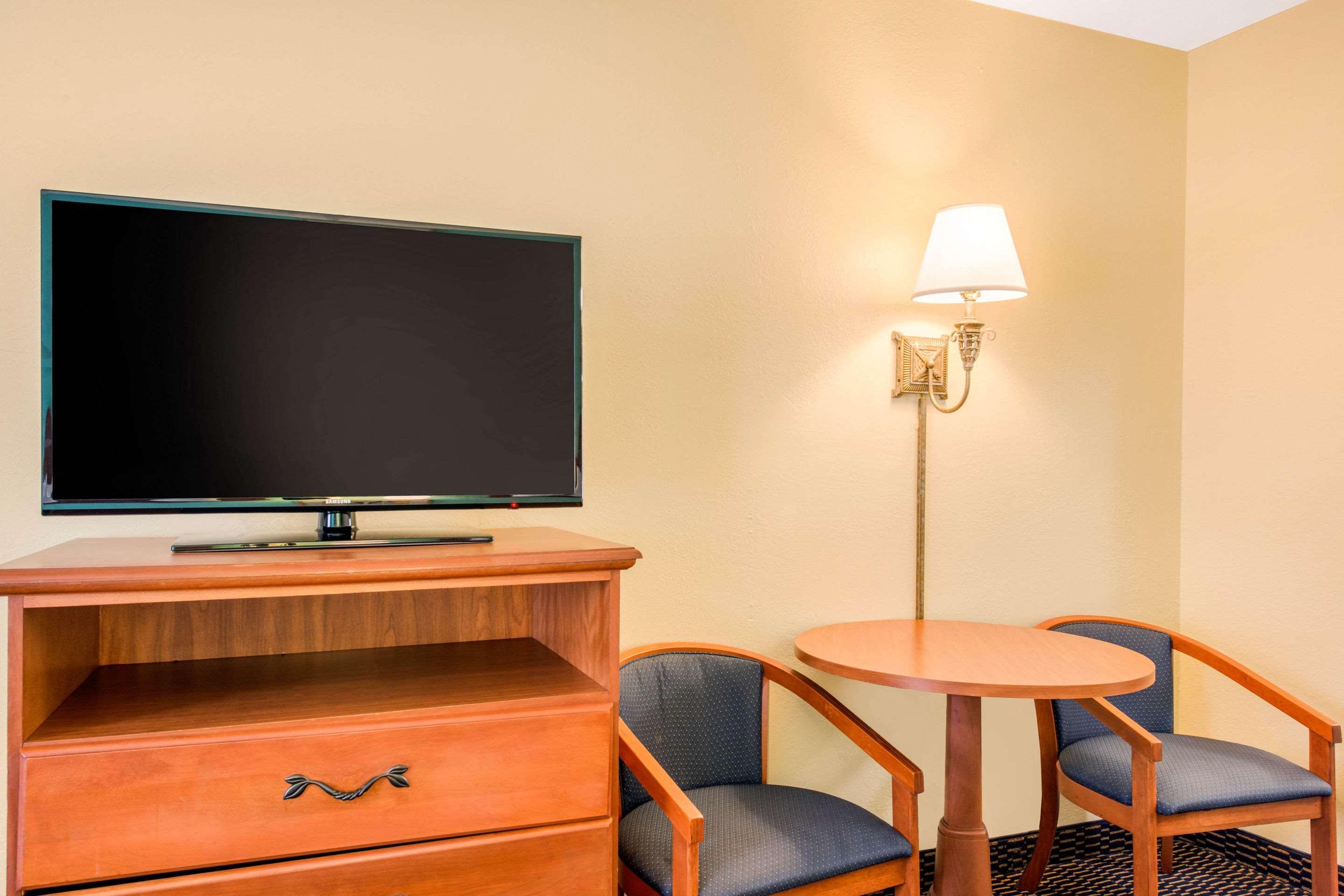 Quality Inn Sarasota North Near Lido Key Beach Exterior photo