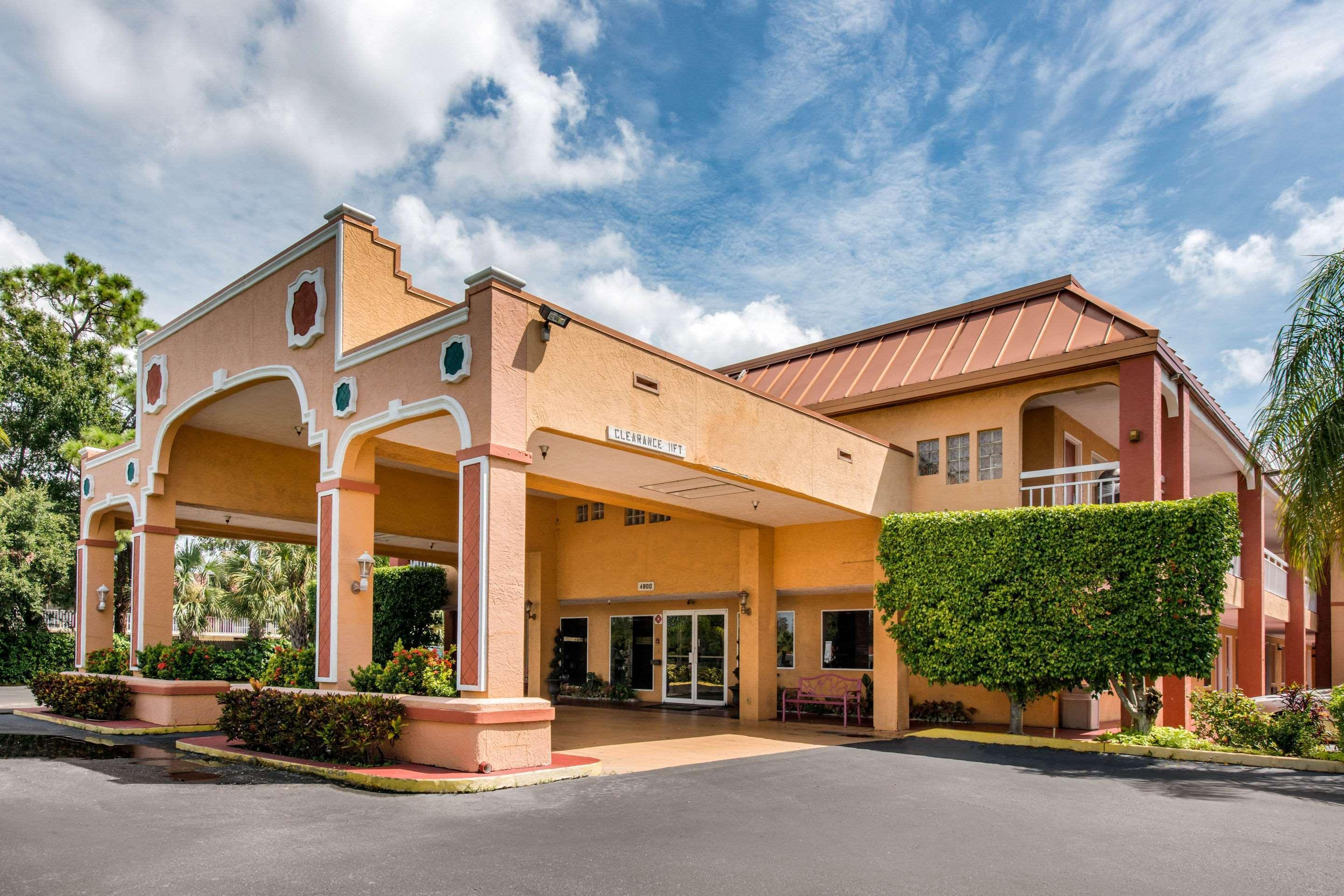 Quality Inn Sarasota North Near Lido Key Beach Exterior photo