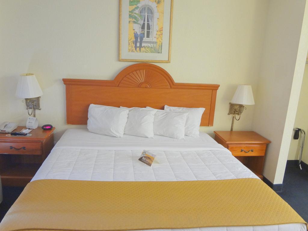 Quality Inn Sarasota North Near Lido Key Beach Exterior photo