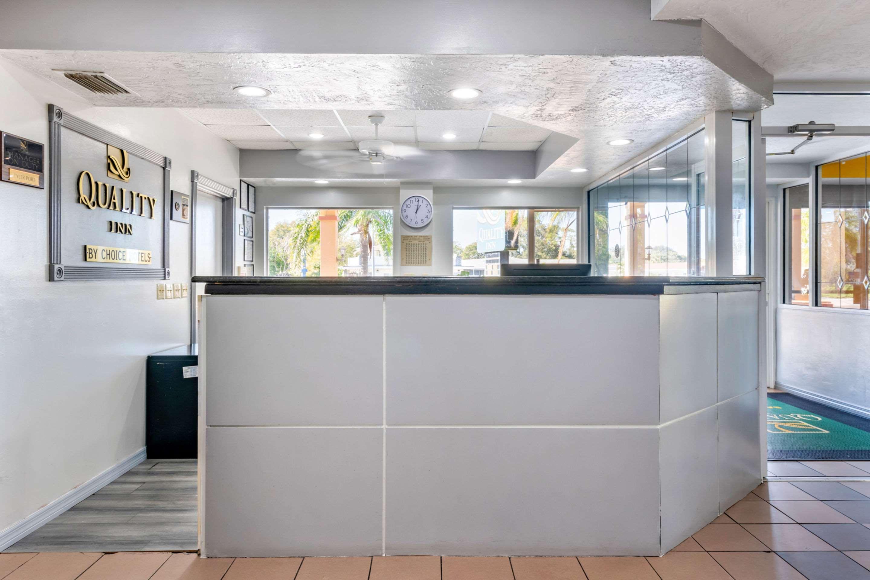Quality Inn Sarasota North Near Lido Key Beach Exterior photo