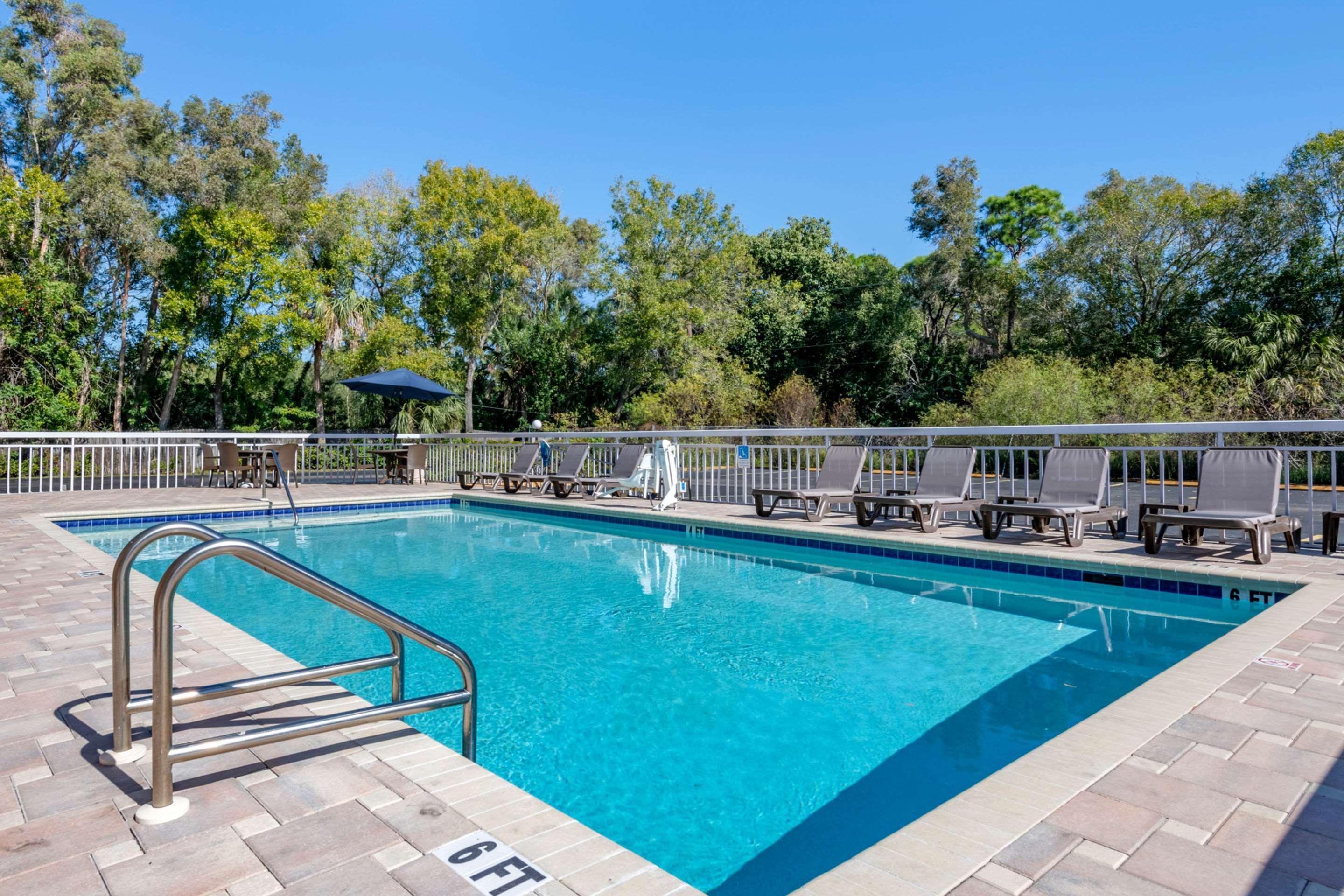 Quality Inn Sarasota North Near Lido Key Beach Exterior photo