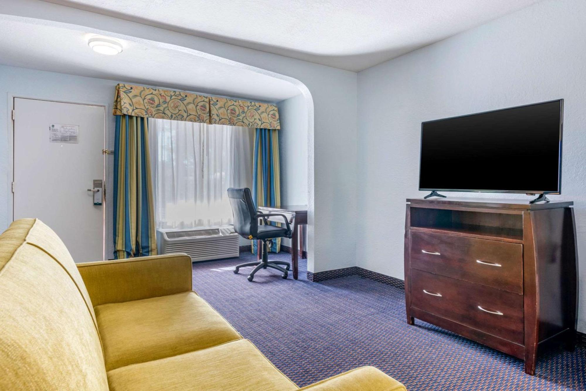 Quality Inn Sarasota North Near Lido Key Beach Exterior photo