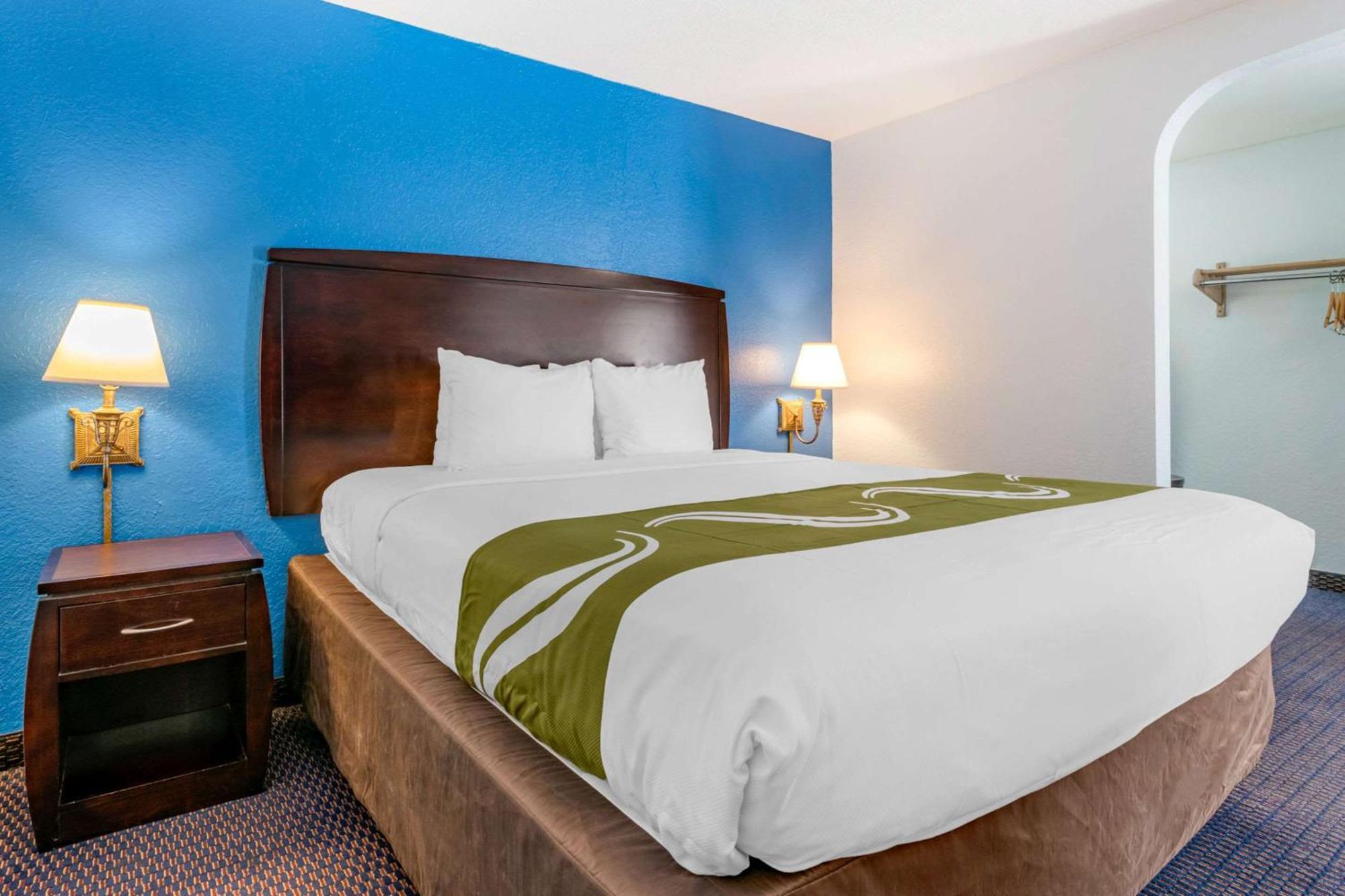 Quality Inn Sarasota North Near Lido Key Beach Exterior photo