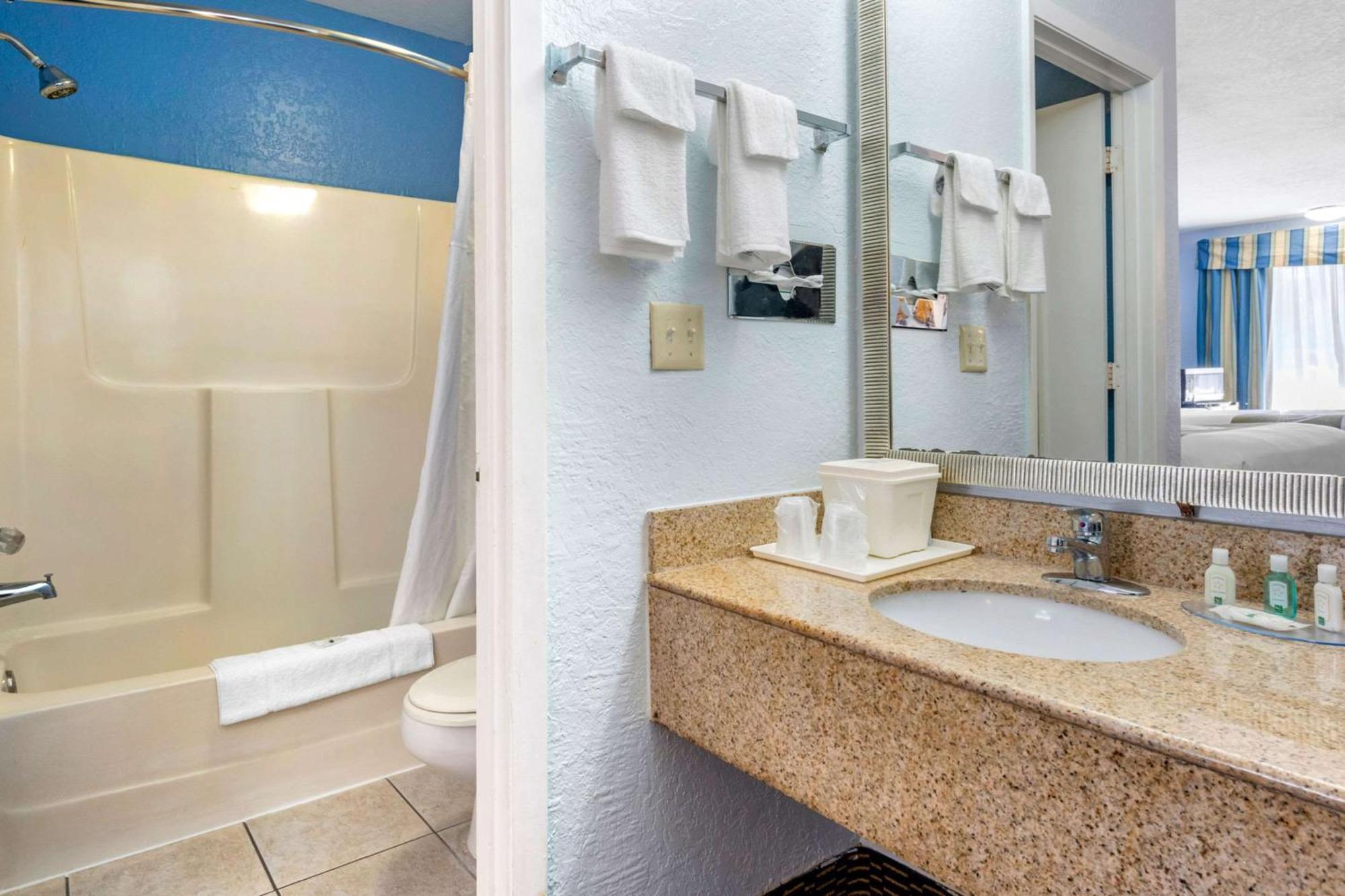 Quality Inn Sarasota North Near Lido Key Beach Exterior photo
