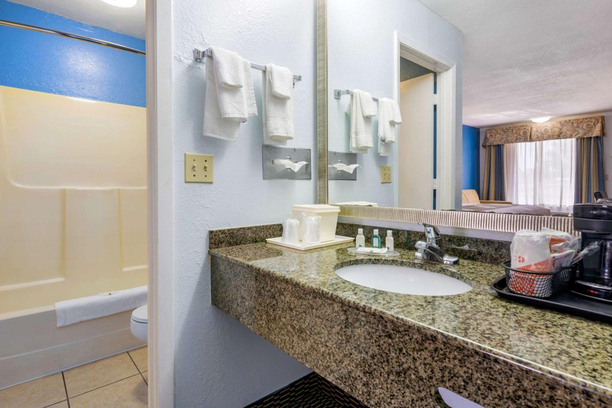 Quality Inn Sarasota North Near Lido Key Beach Exterior photo