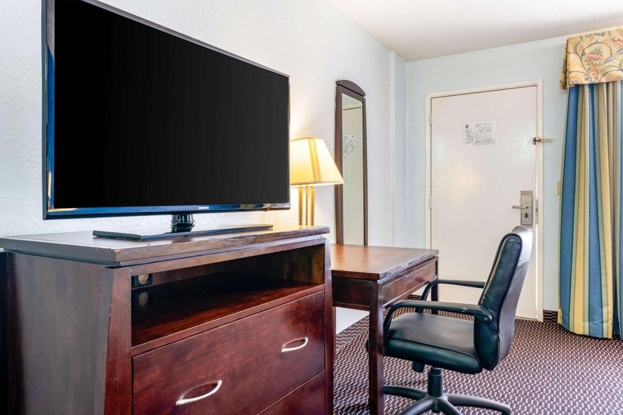 Quality Inn Sarasota North Near Lido Key Beach Exterior photo