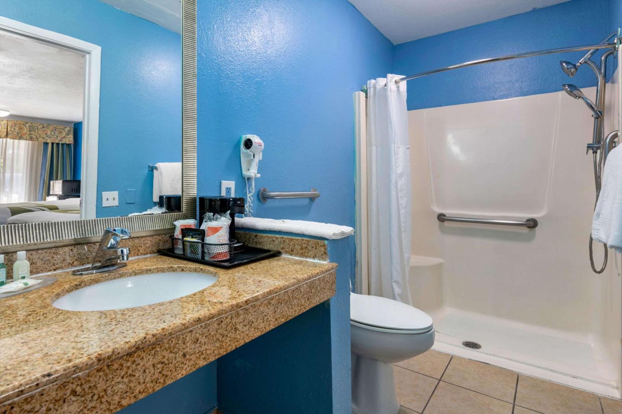 Quality Inn Sarasota North Near Lido Key Beach Exterior photo