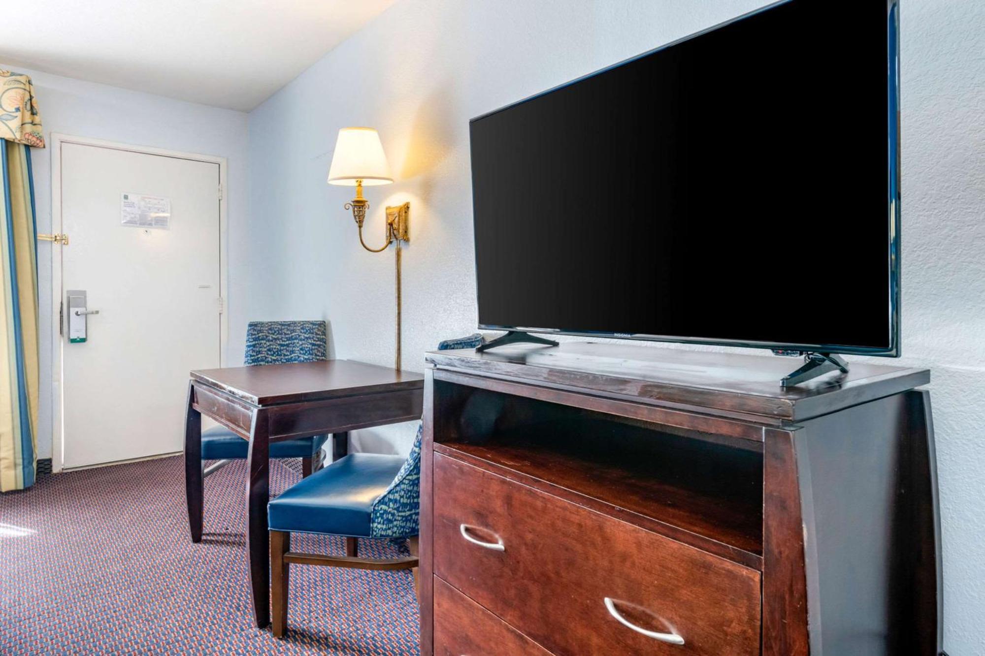 Quality Inn Sarasota North Near Lido Key Beach Exterior photo