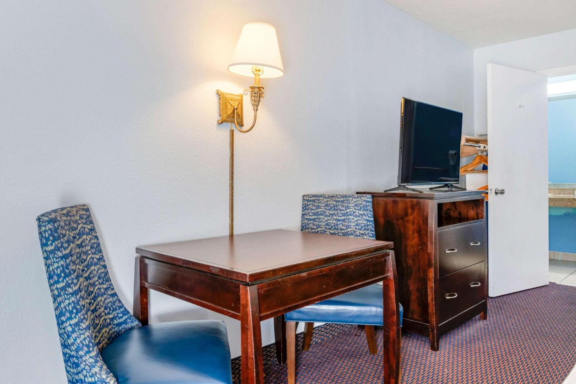 Quality Inn Sarasota North Near Lido Key Beach Exterior photo