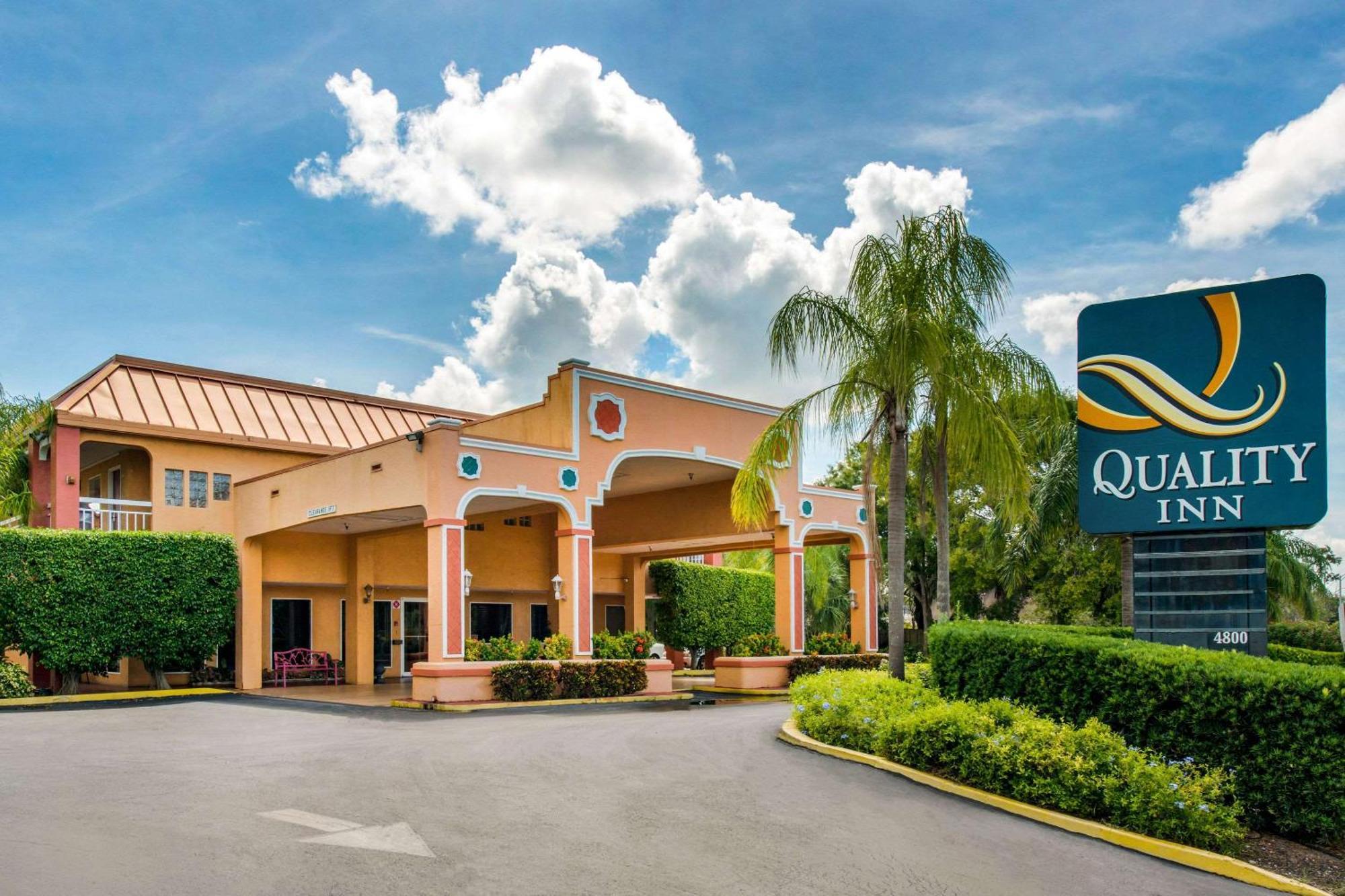 Quality Inn Sarasota North Near Lido Key Beach Exterior photo