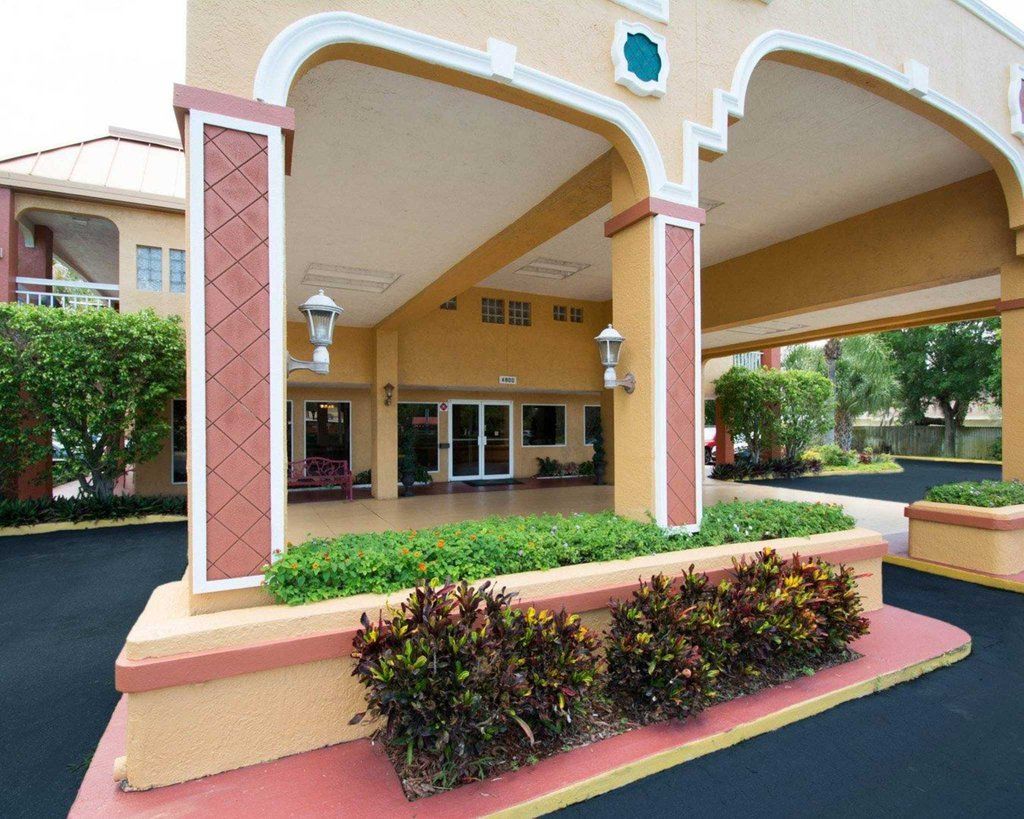 Quality Inn Sarasota North Near Lido Key Beach Exterior photo